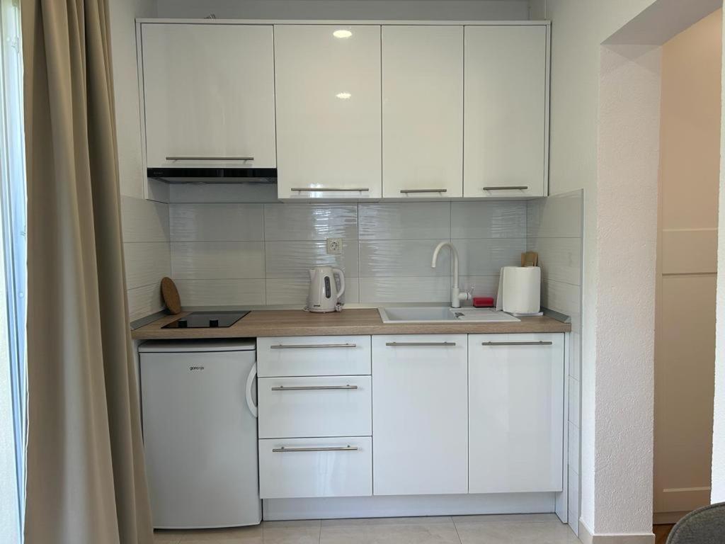 Apartments Niko, Near Beach, Free Parking, Wi-Fi Tucepi Bagian luar foto